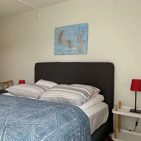 With Walking Distance To The Light Rail Apartamento